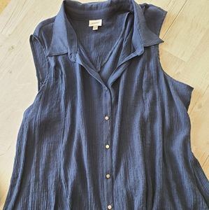 26/28 Avenue Sleeveless Button down tunic top.